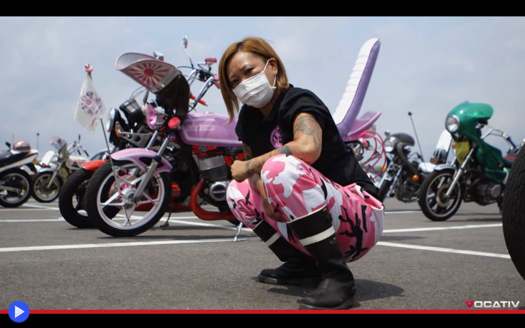 Certo, paragonare lo stile femmineo delle gang motociclistiche a... 