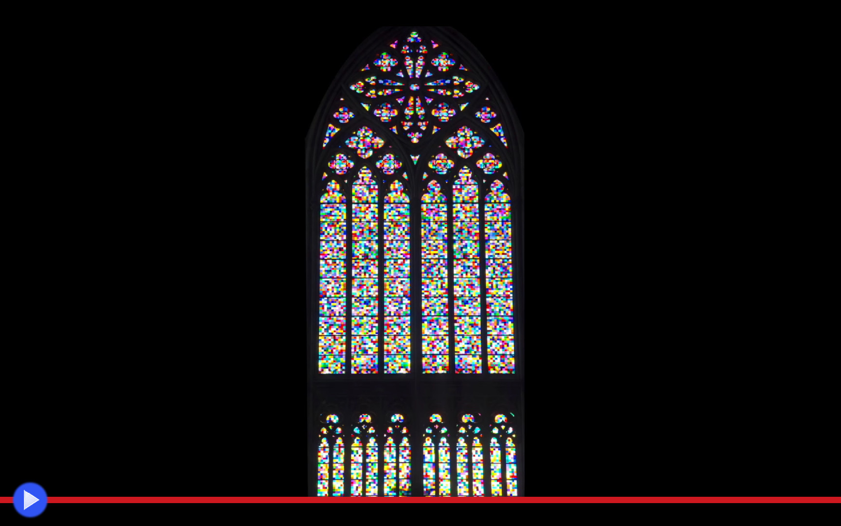 L’incredibile finestra postmoderna fuori dal contesto della cattedrale ...